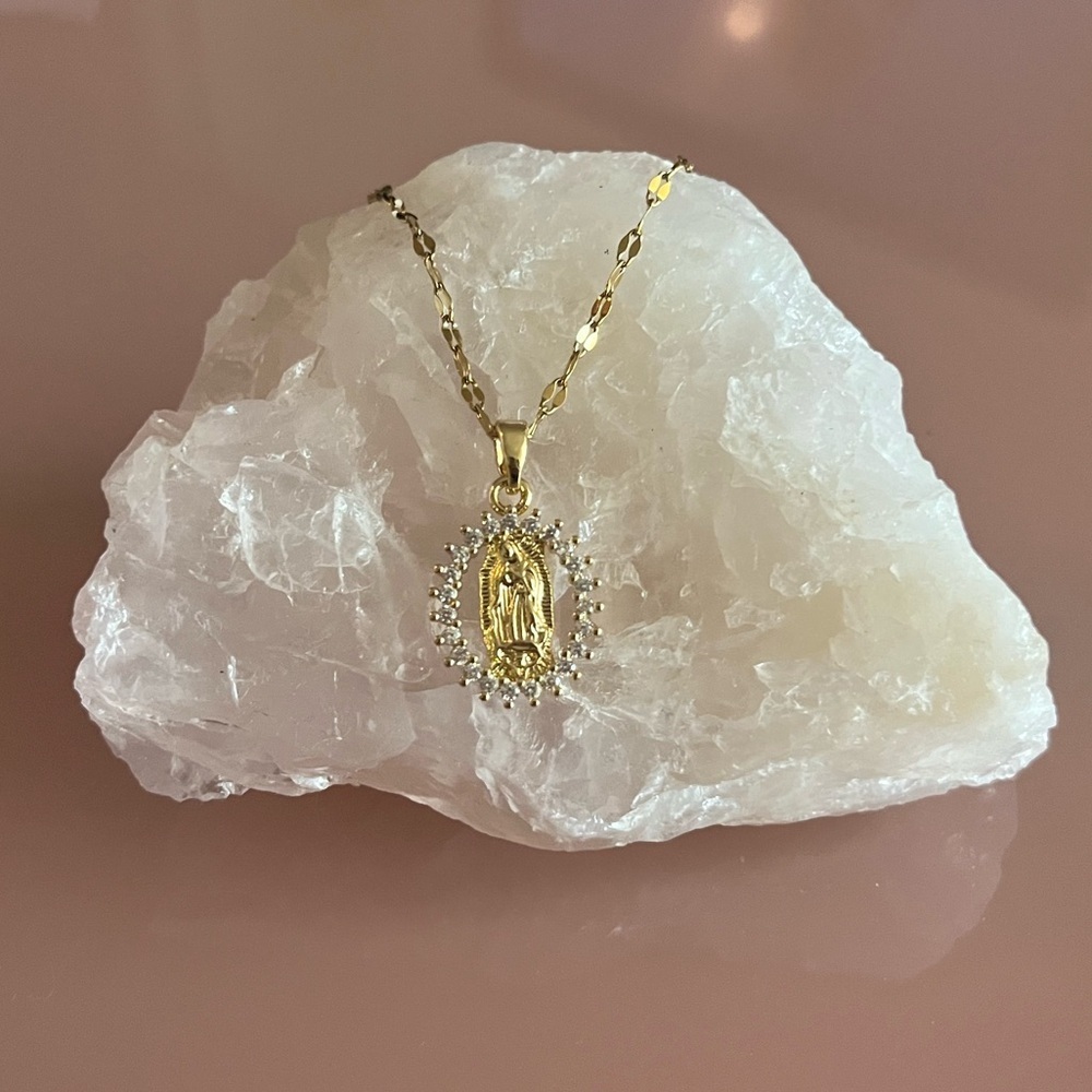 โจ Boho Chic Virgin Mary Pendant Necklace โจ - Picture 4 of 9